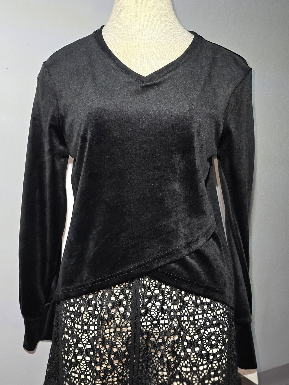 Laundry By Shelli Segal long sleeve Asymmetrical top Black Soft Crushed Velvet